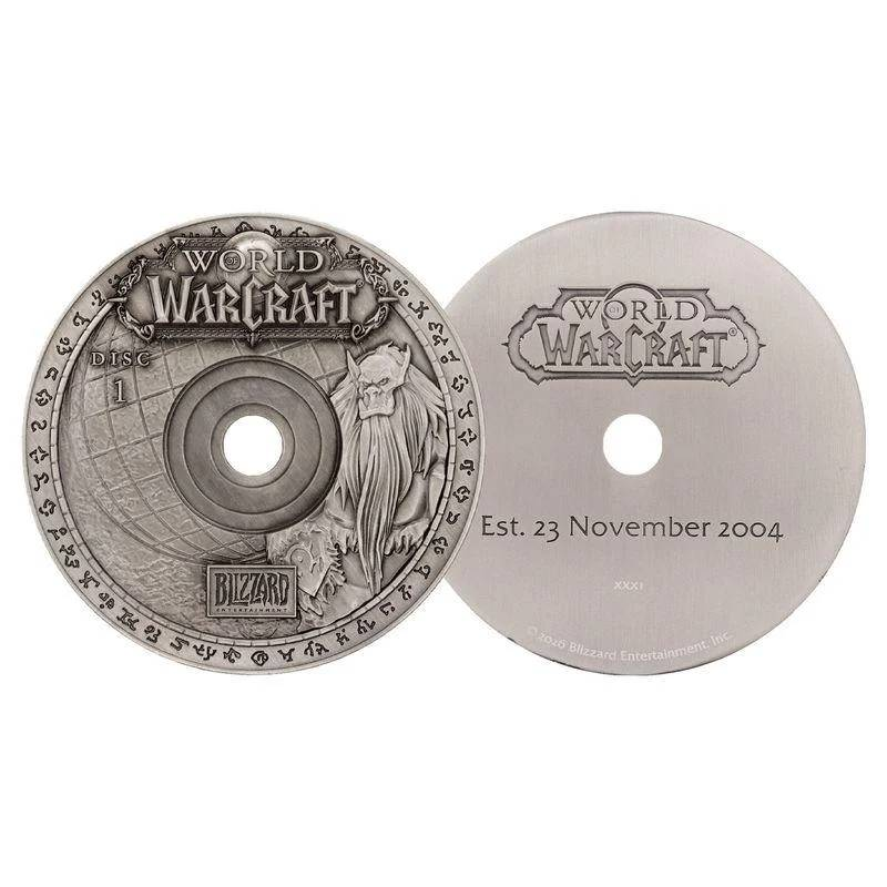 Dos CDs de World of Warcraft, una con arte, la otra con fecha.