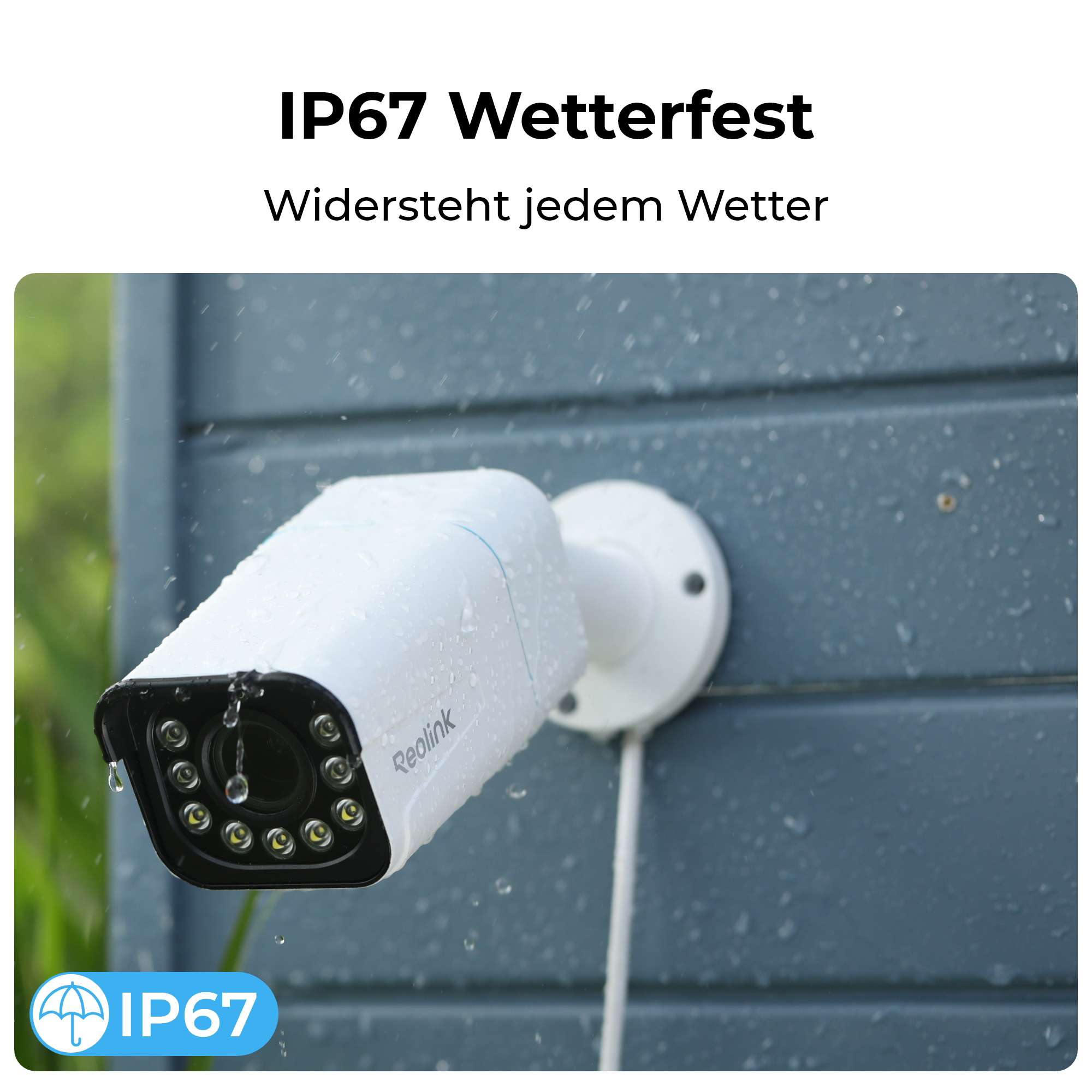 Eine weiße Reolink-Kamera mit IP67-Schutz ist an einer blauen Wand montiert, Regen fällt.