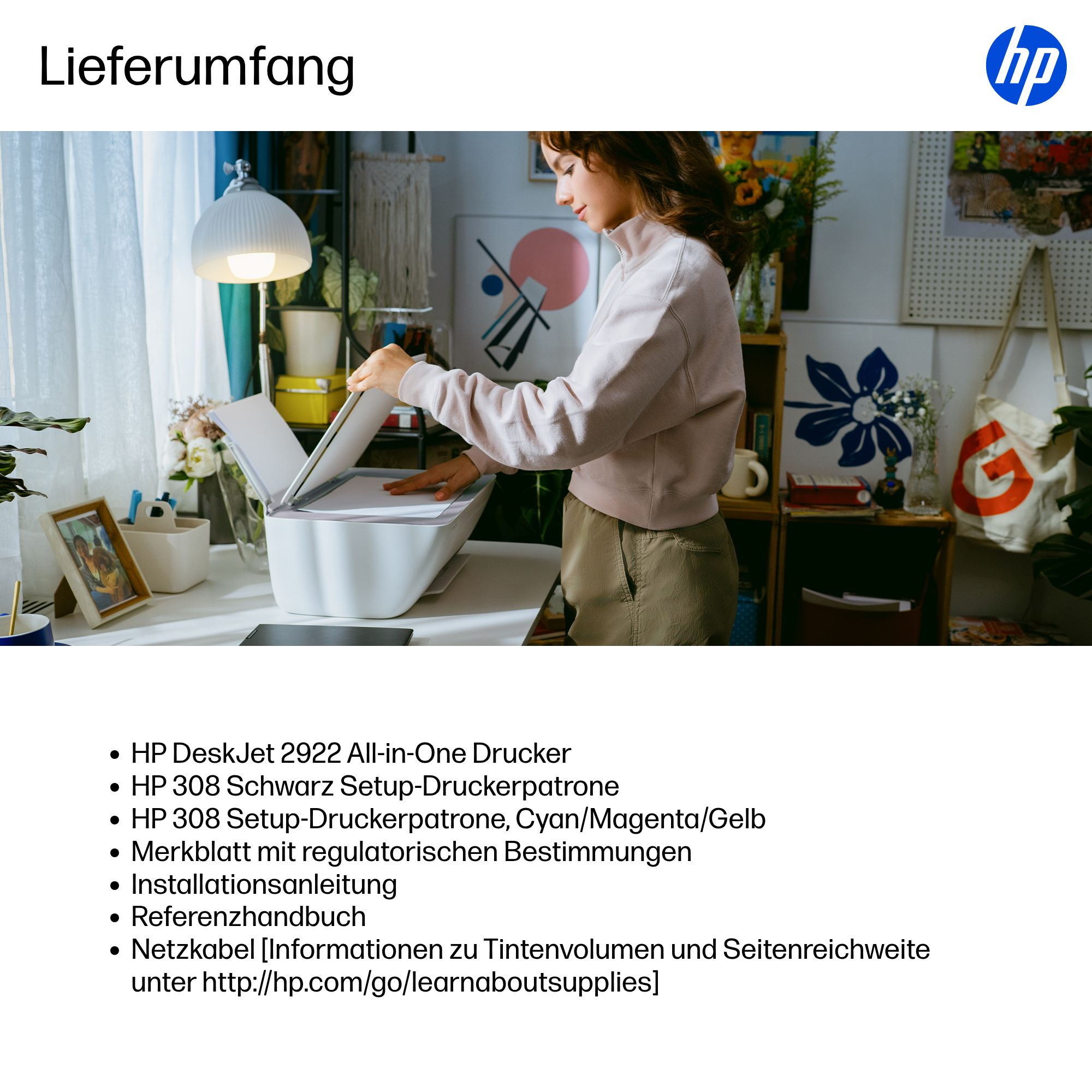 Eine Frau benutzt einen weißen HP Drucker in einem hellen Raum mit Dekoration.