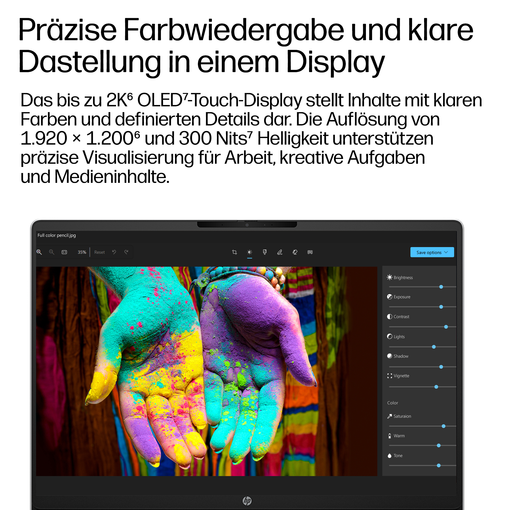 Hände mit bunter Farbe bedeckt, vor gestreiftem Hintergrund.