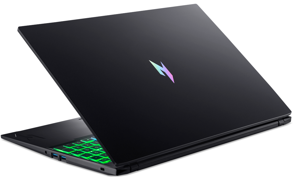 Fekete laptop világító zöld billentyűzettel és logóval.
