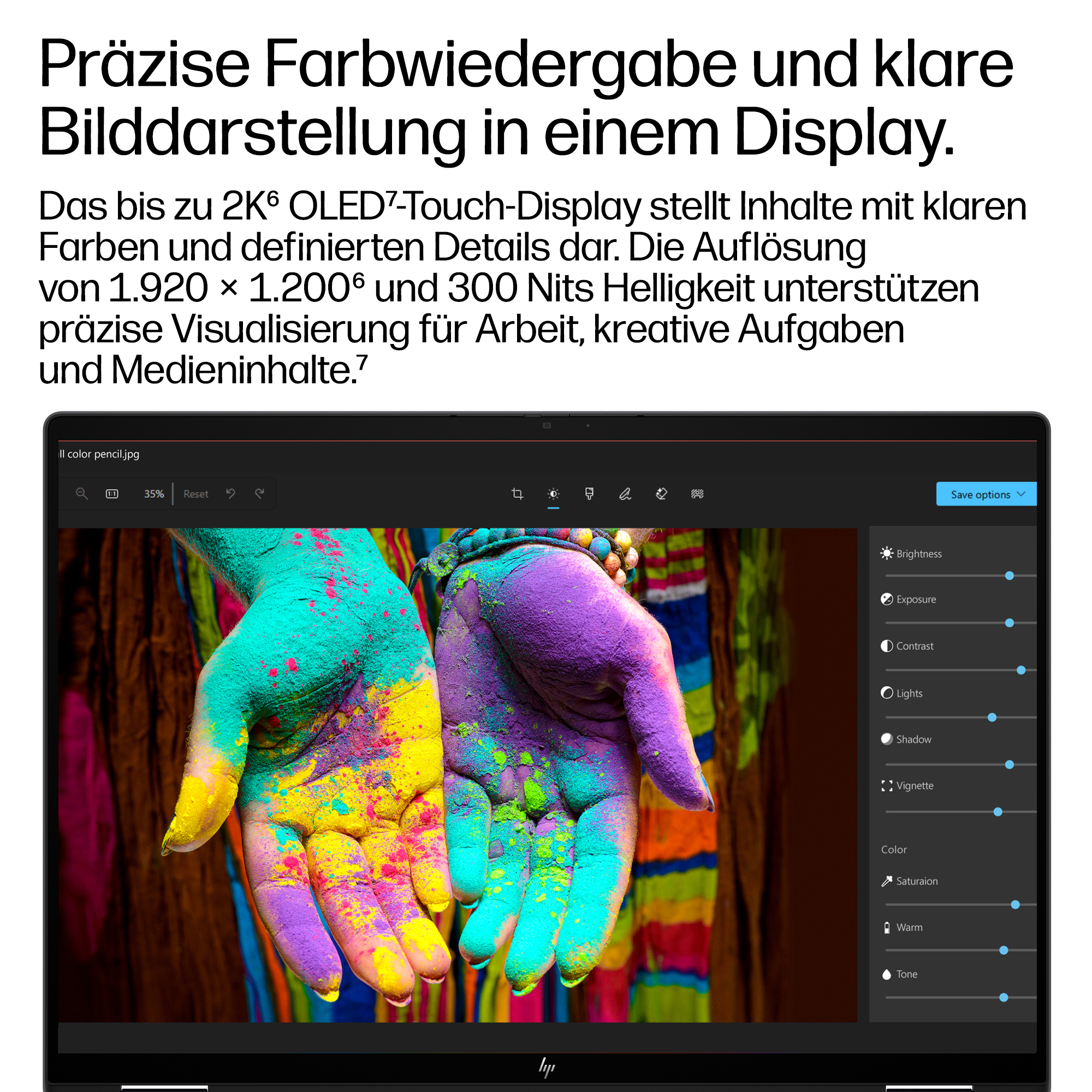 Hände mit bunter Farbe bestäubt, auf einem Laptop-Bildschirm.