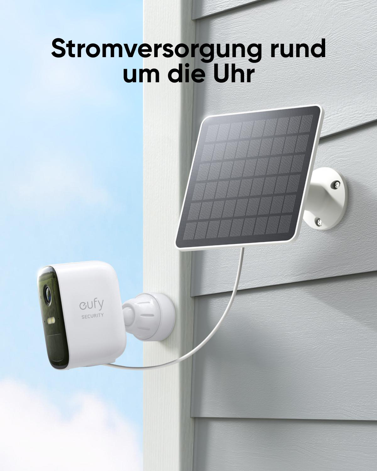 Weiße Überwachungskamera mit Solarpanel an Hauswand montiert.