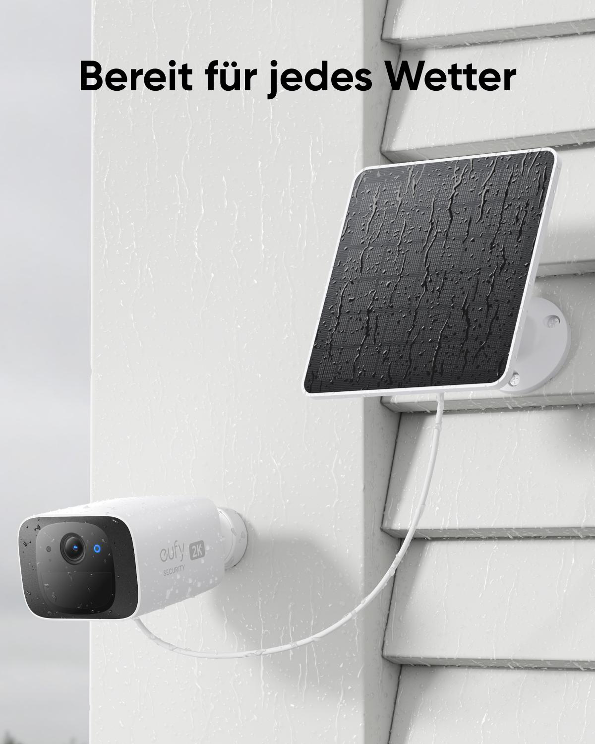 Eine weiße Eufy Überwachungskamera mit Solarpanel bei Regen.