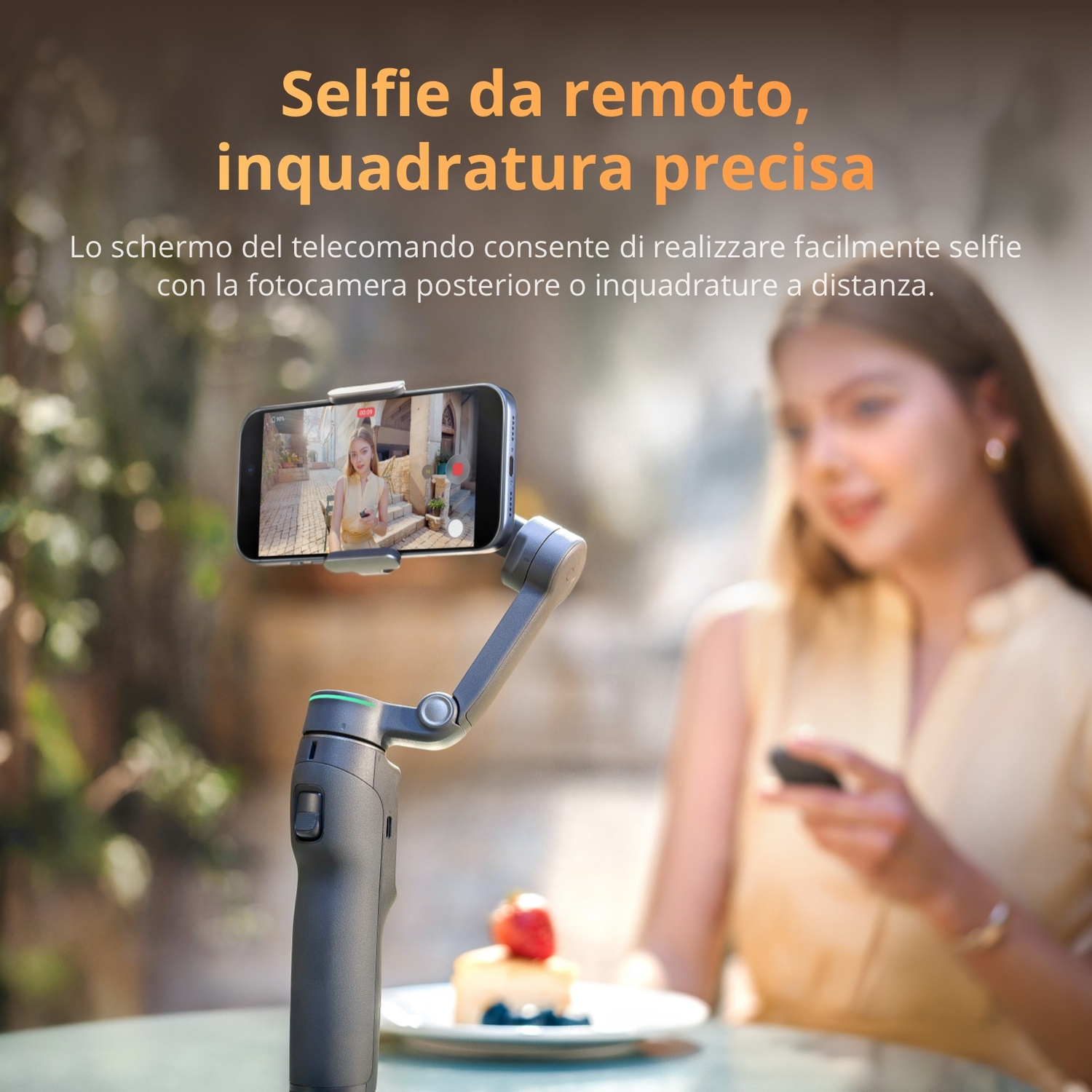 Uno stabilizzatore per smartphone con telecomando, che riprende una donna per un selfie.