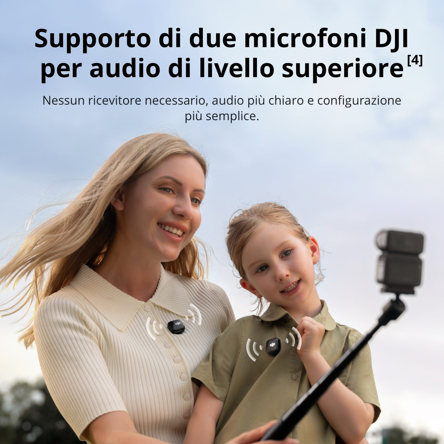 Donna e bambino con microfoni DJI. Sorridono alla fotocamera.
