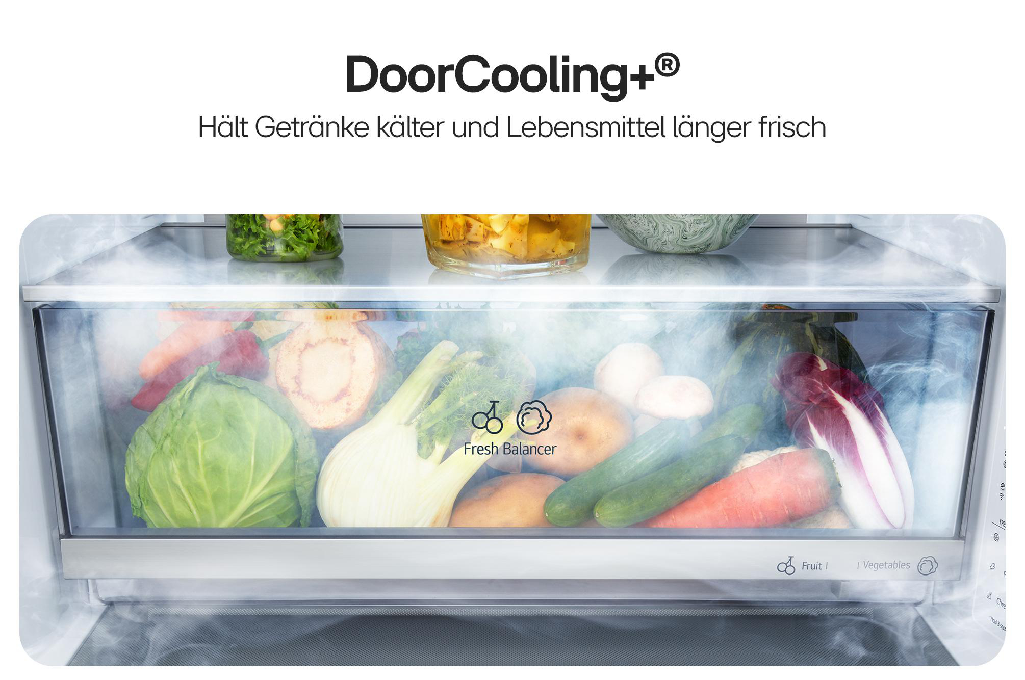 Kühlschublade mit frischem Gemüse und Nebel, mit Text über Frische.