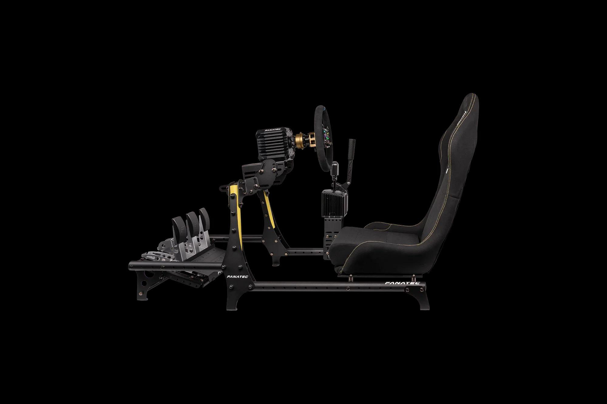Ein schwarzer Rennsimulator mit Lenkrad, Pedalen und Sitz auf schwarzem Hintergrund.