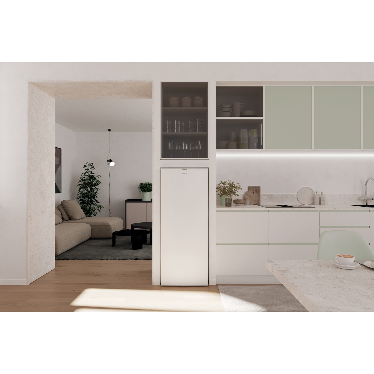 Moderne keuken en woonkamer met bank, koelkast en eettafel.