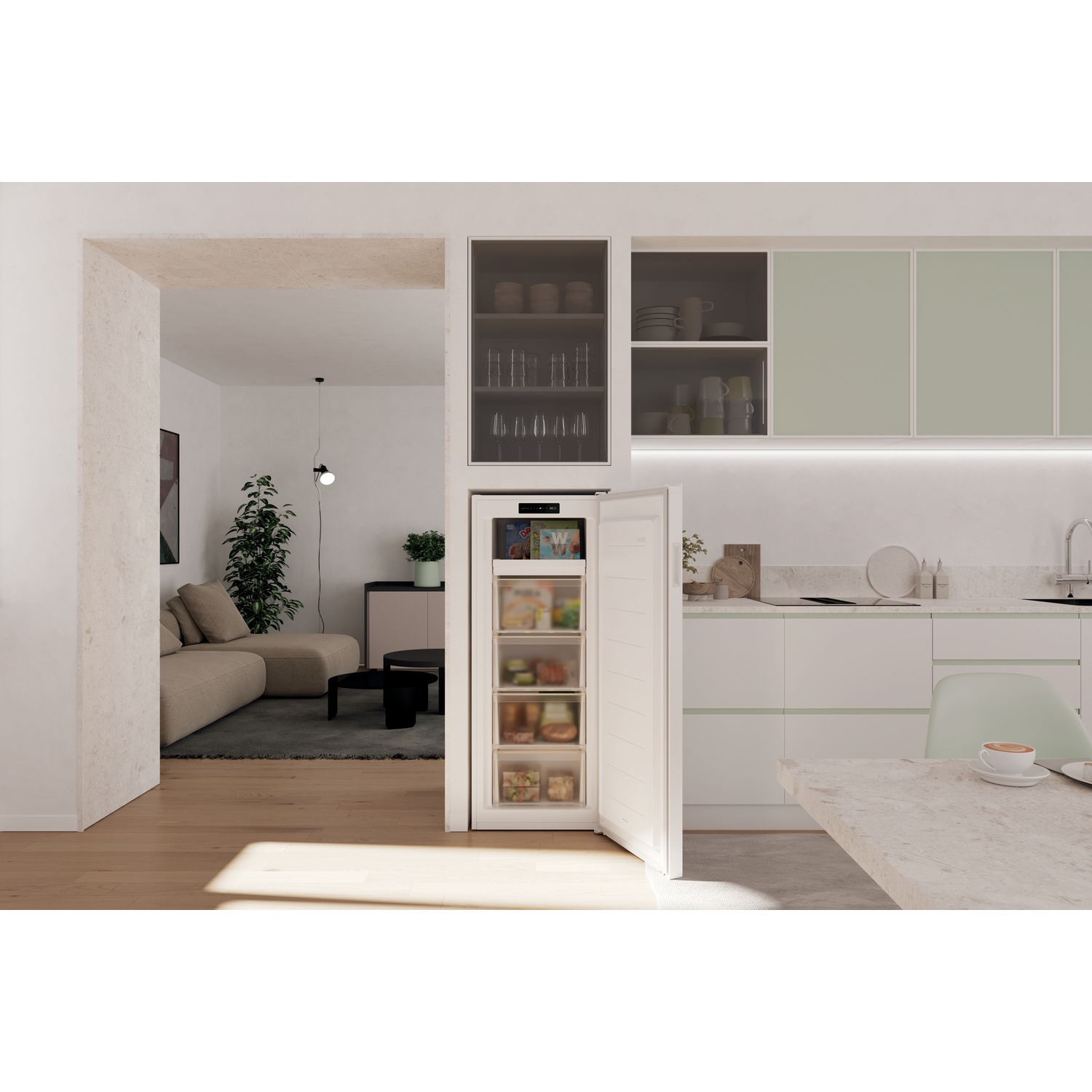 Een open witte koelkast in een moderne keuken met woonkamer op de achtergrond.