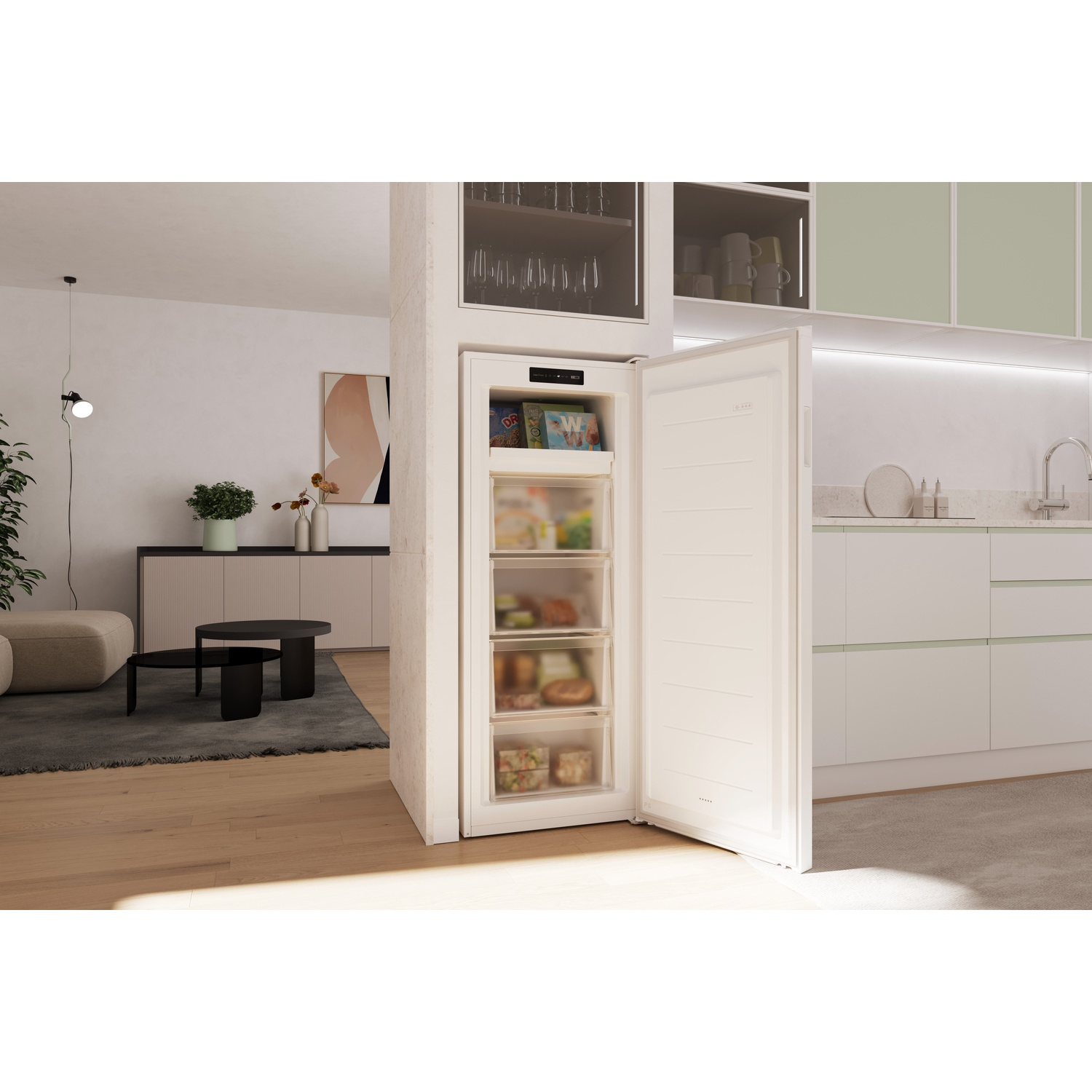 Een open witte vriezer staat in een moderne keuken met houten vloer.