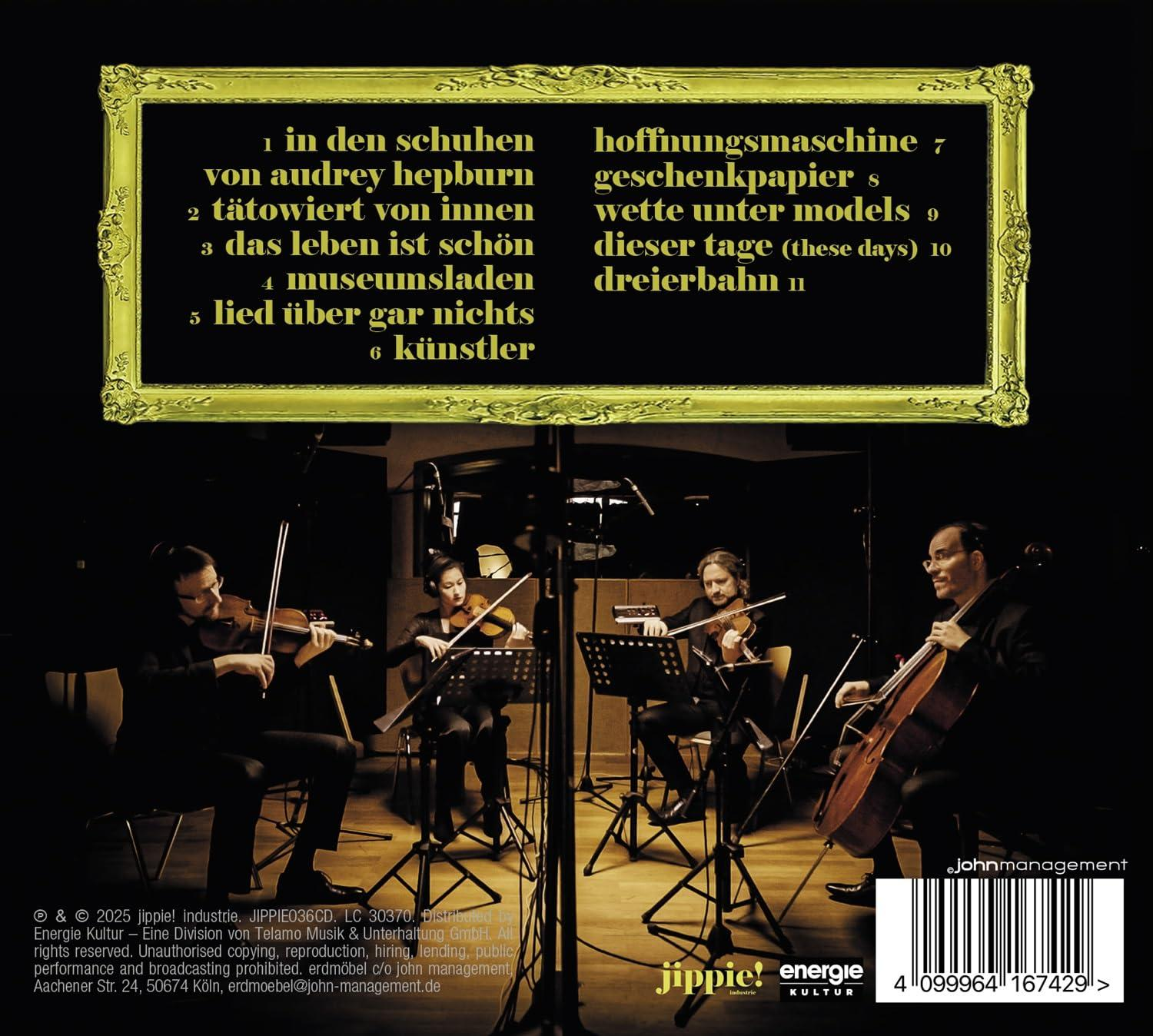 Ein Streichquartett spielt in einem dunklen Raum mit Notenständern und Mikrofonen.