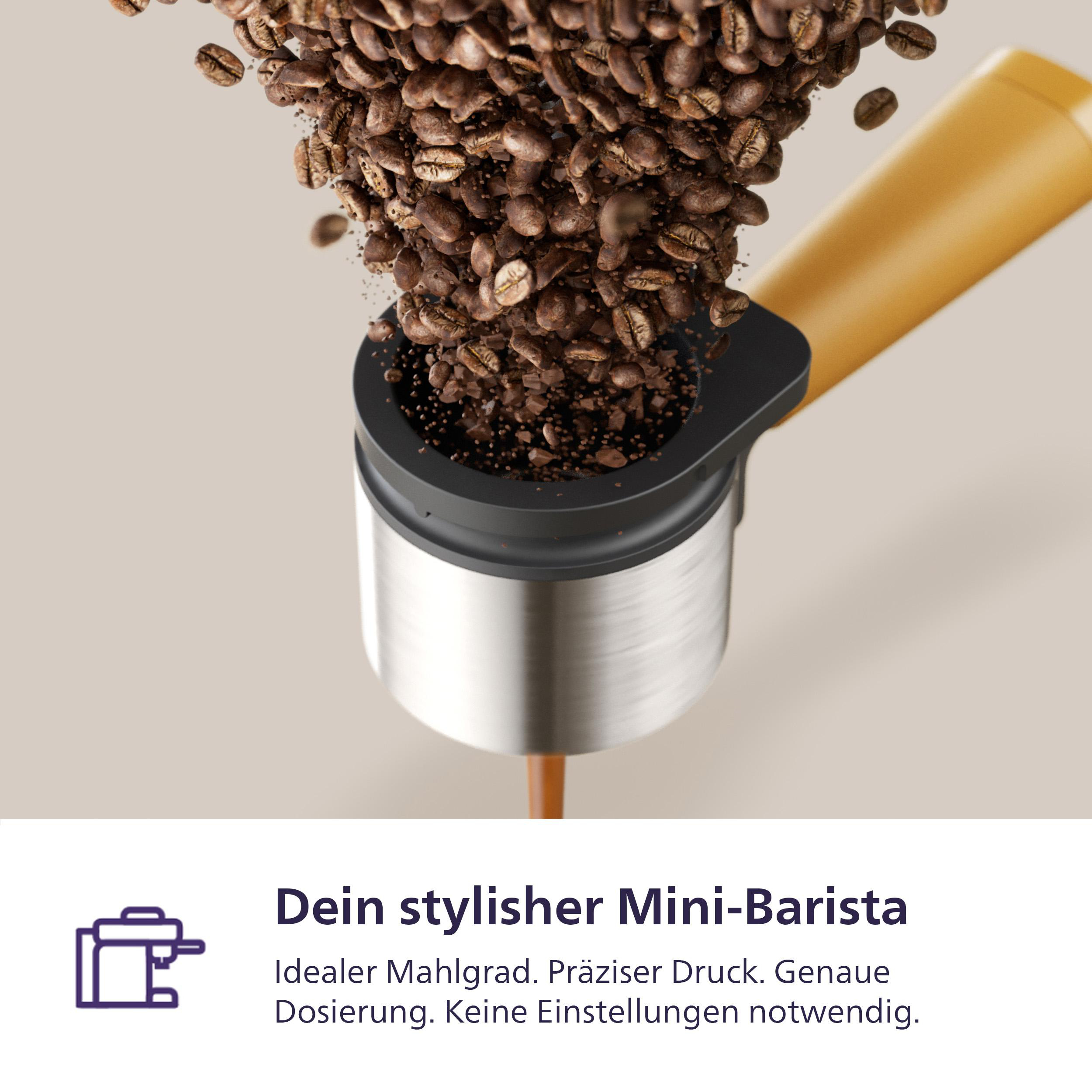 Kaffeebohnen fallen in einen Siebträger, daneben ein goldener Griff.