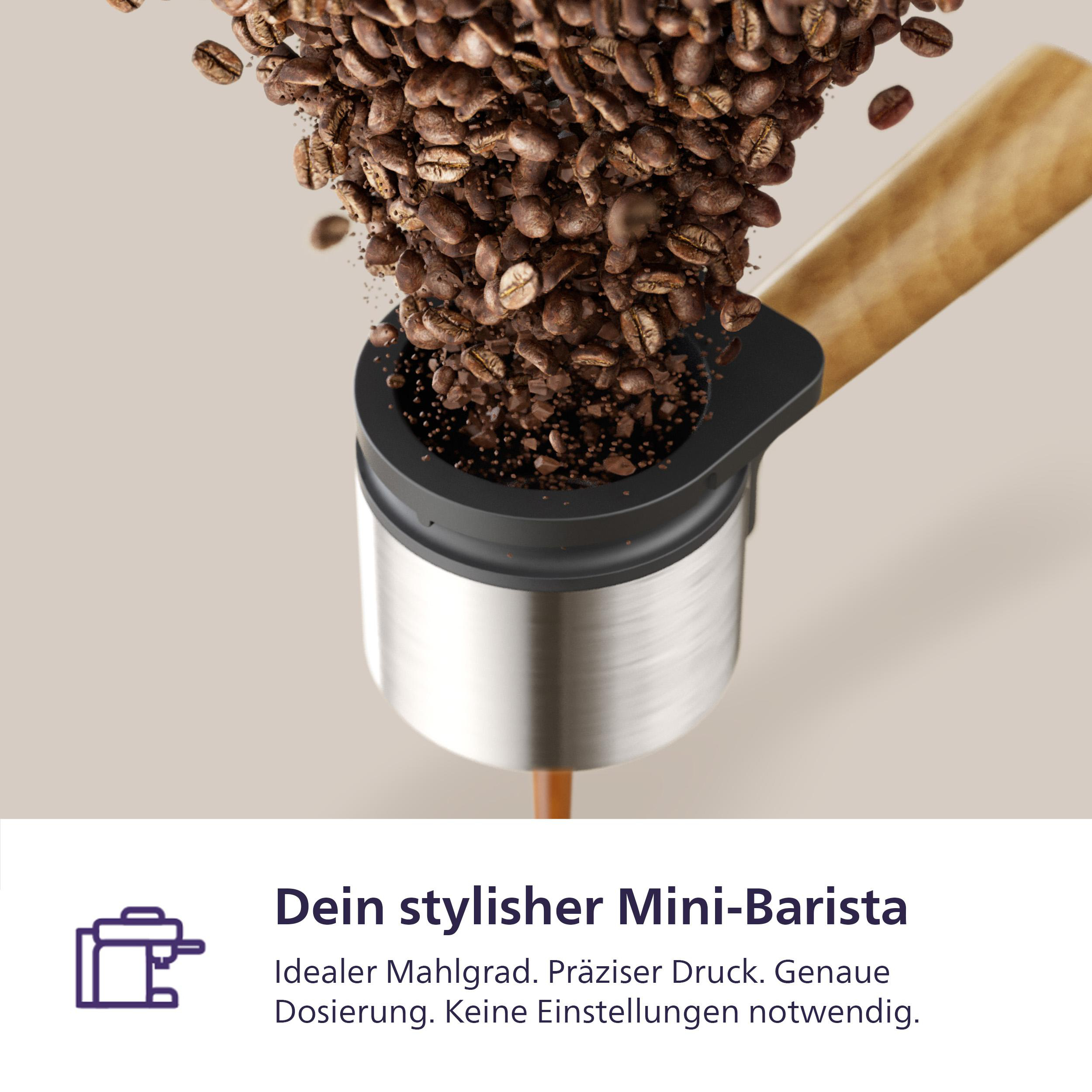 Kaffeebohnen fallen in einen Kaffeefilter mit Holzgriff.