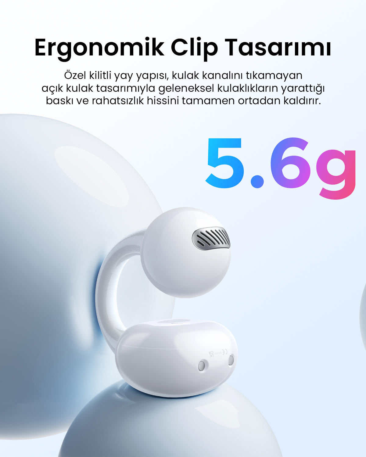 5,6g ağırlığında, ergonomik klips tasarımlı beyaz kulaklıklar, açık mavi arka plan.