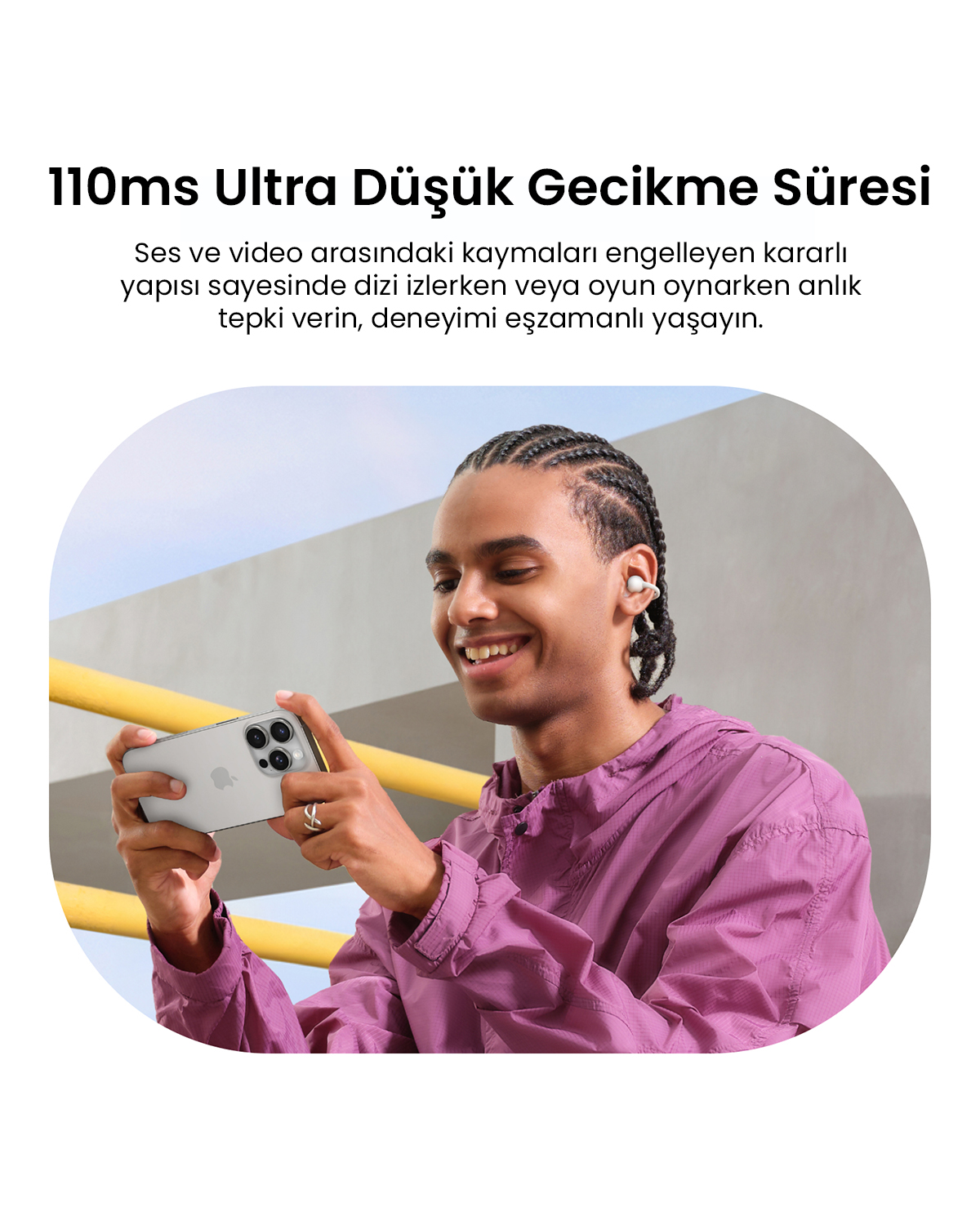 Kulaklıklı erkek, oyun oynamak için akıllı telefon tutuyor.