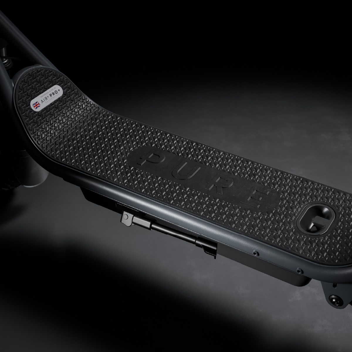 Schwarzes Elektro-Scooter-Deck mit texturiertem Griffband und 'PURE'-Logo.