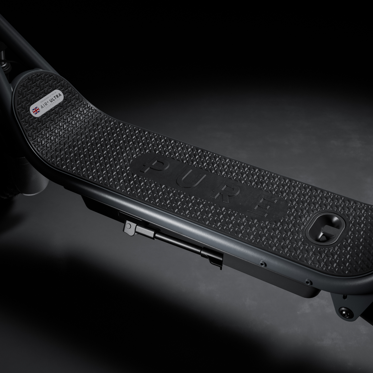 Nahaufnahme eines schwarzen E-Scooter-Decks mit strukturierter Grifffläche und 'PURE'-Logo.