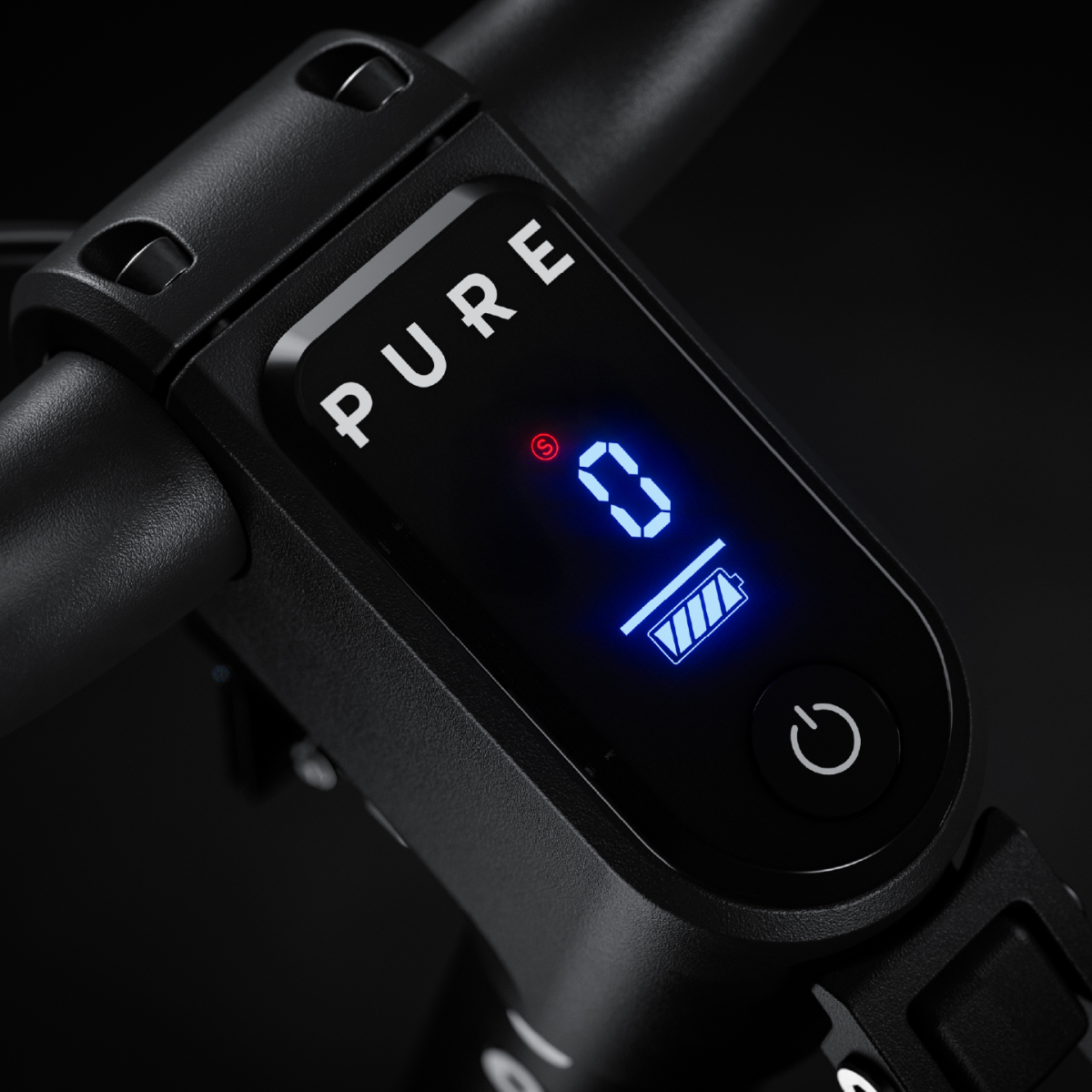 Nahaufnahme des Lenkers eines E-Scooters mit einem leuchtenden digitalen Display, das 'PURE', '0' und einen Akku anzeigt.