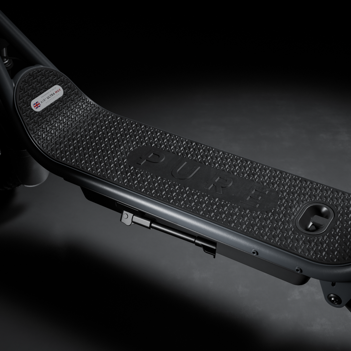 Dunkelgraues E-Scooter-Trittbrett mit PURE-Logo und britischer Flagge.