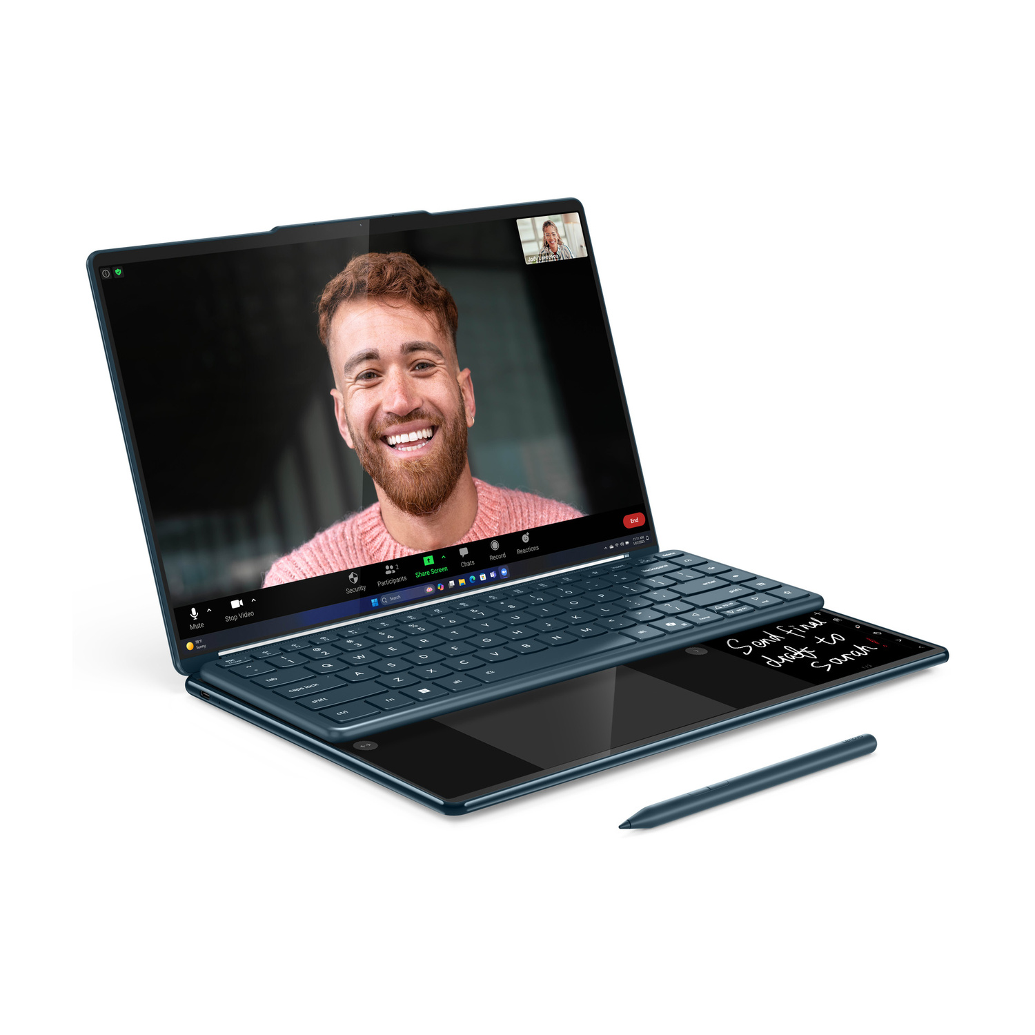 Un laptop blu mostra una videochiamata con un uomo; uno stilo accanto.