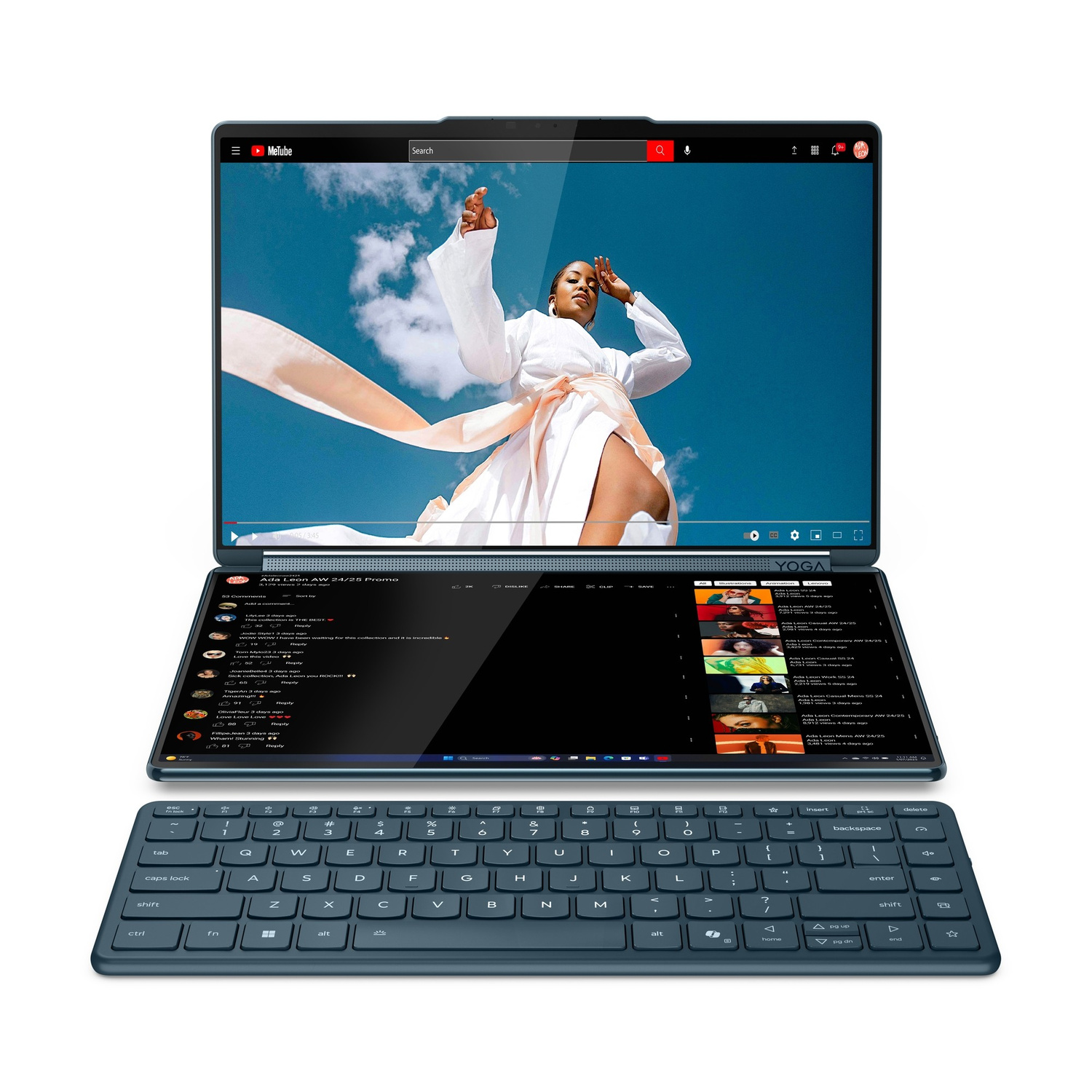 Un laptop a doppio schermo mostra un video di YouTube di una donna, con una tastiera di fronte.