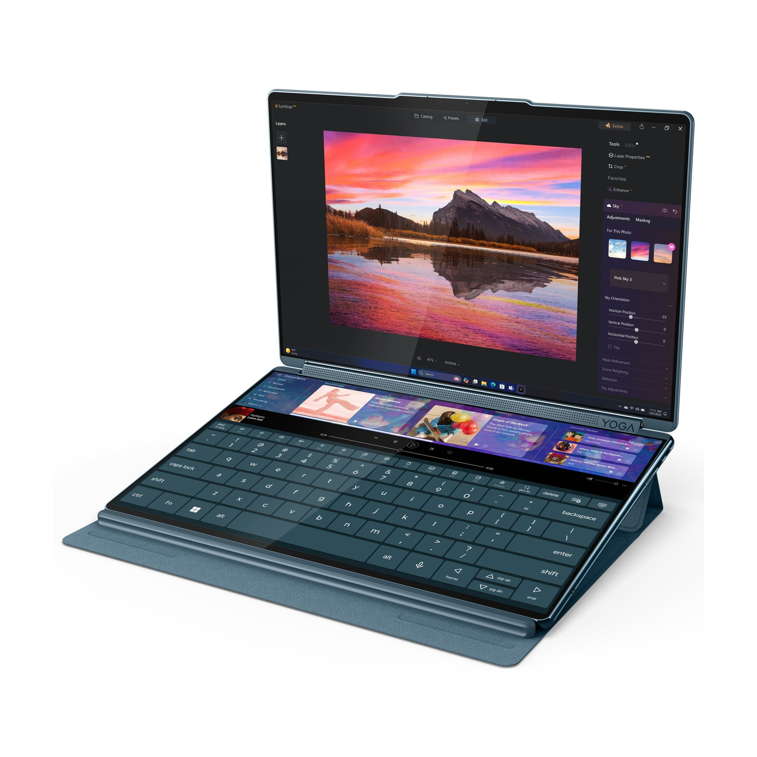 Un laptop blu a doppio schermo mostra il software Luminar con un'immagine di lago di montagna.