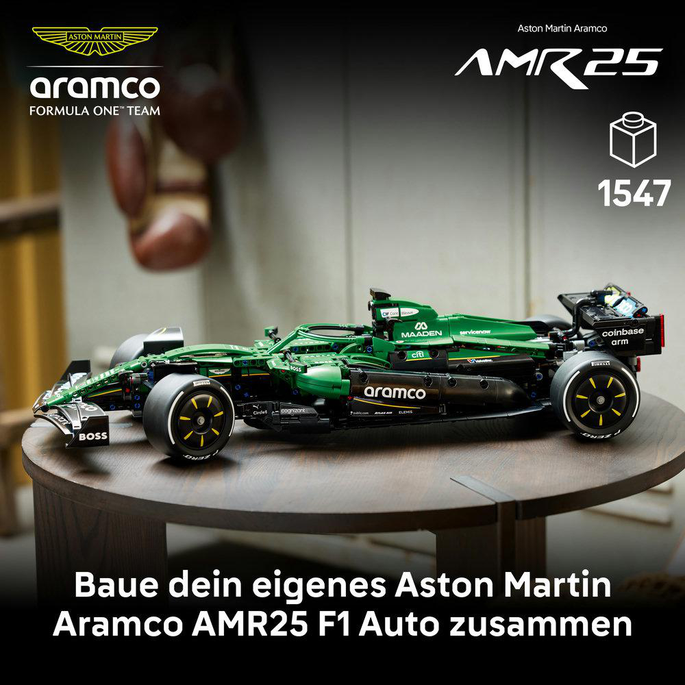 Ein grüner Aston Martin AMR25 F1-Rennwagen-Bausatz steht auf einem Holztisch.