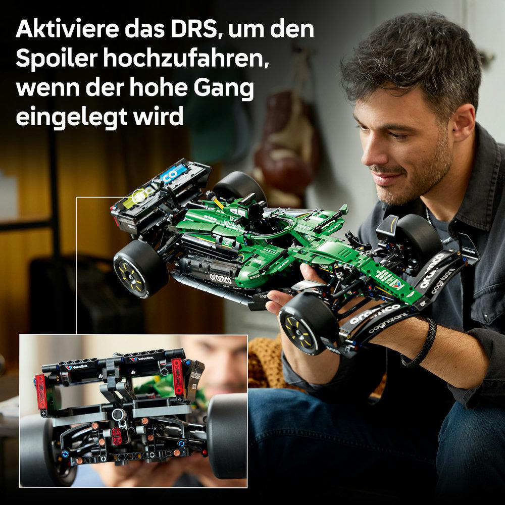 Ein Mann hält ein grünes Formel-1-Spielzeugauto mit dem Schriftzug Cognizant.