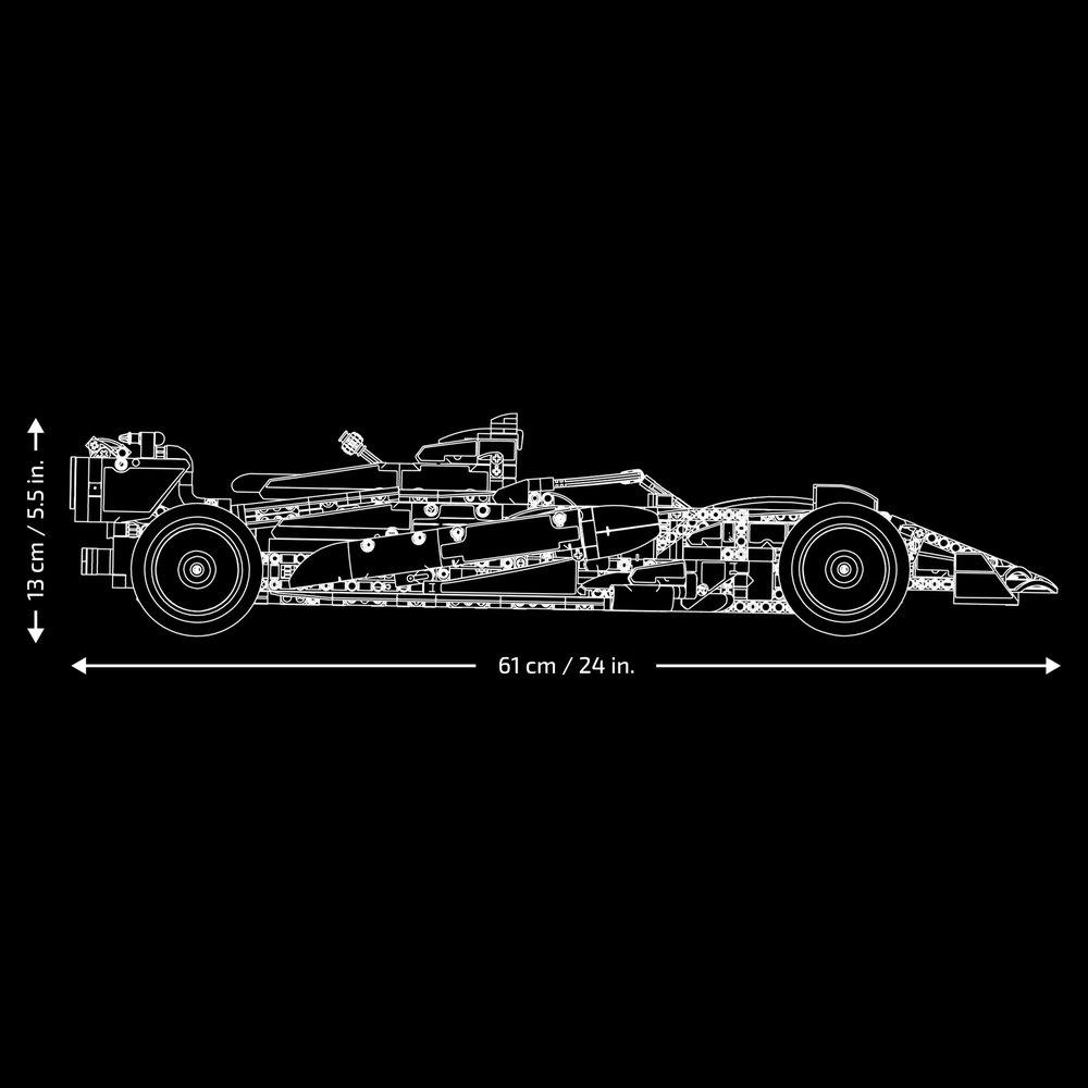 Eine weiße Umrisszeichnung eines Formel-1-Autos auf schwarzem Hintergrund mit Maßen.