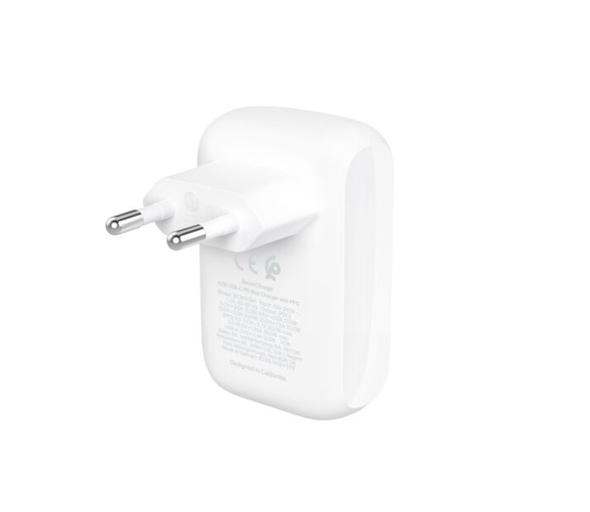 İki metal pimli beyaz AB fişli USB-C duvar şarj cihazı.