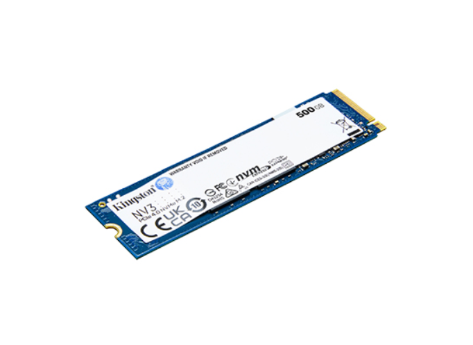 Bir Kingston 500 GB NVMe M.2 SSD depolama aygıtı.