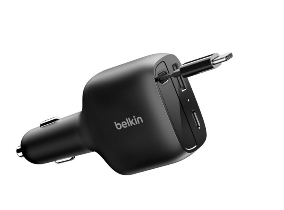 Beyaz arka plan üzerinde USB-C kablosu takılı siyah Belkin araç adaptörü.