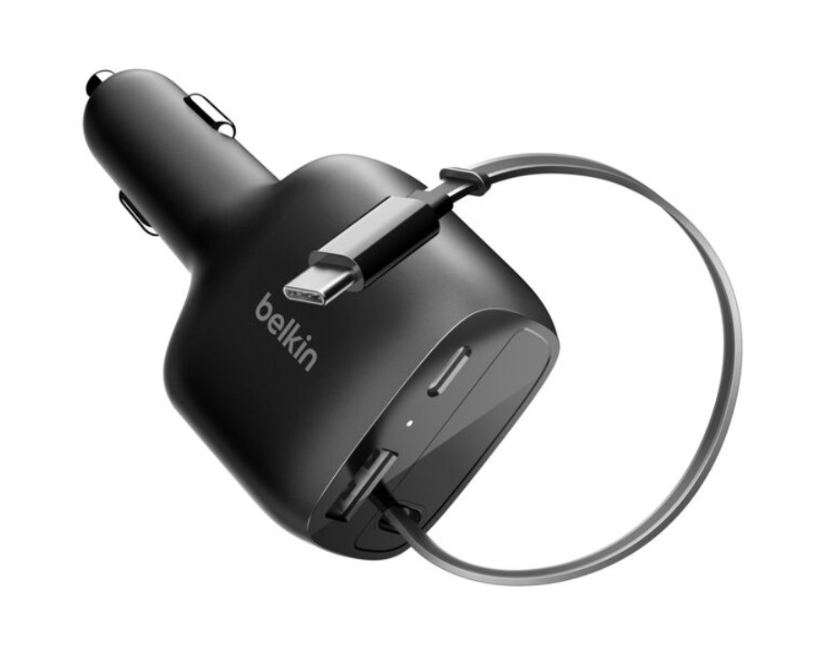 USB-C kablolu ve iki USB-A bağlantı noktalı siyah Belkin araç adaptörü.