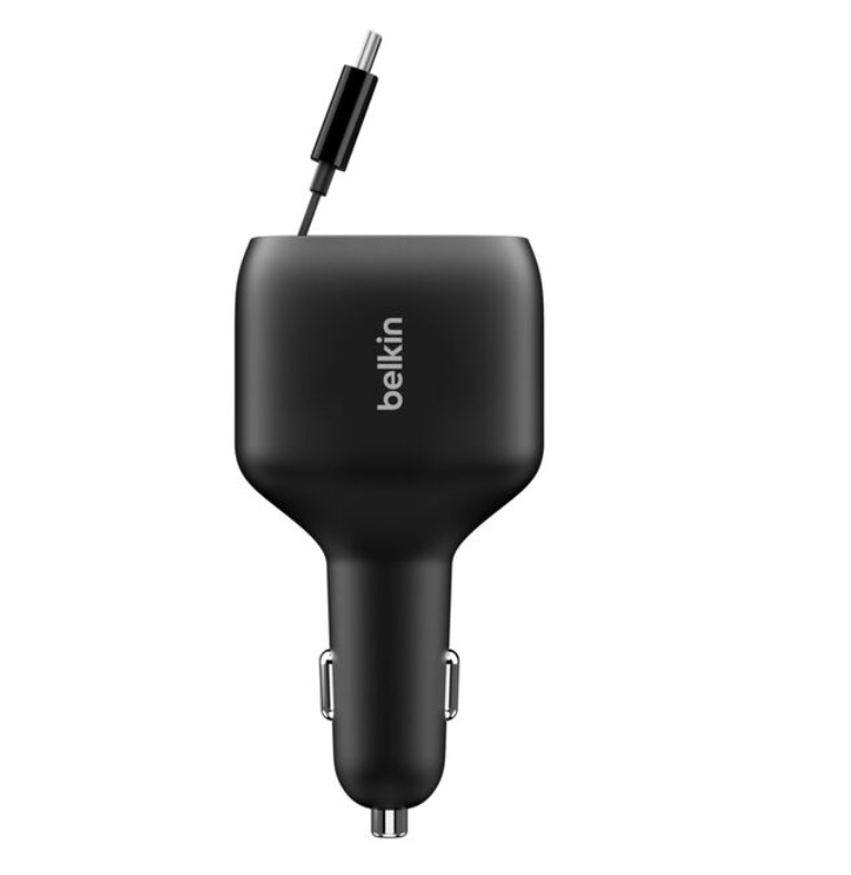 Üstten çıkan bir USB-C kablosuna sahip siyah bir Belkin araç adaptörü.