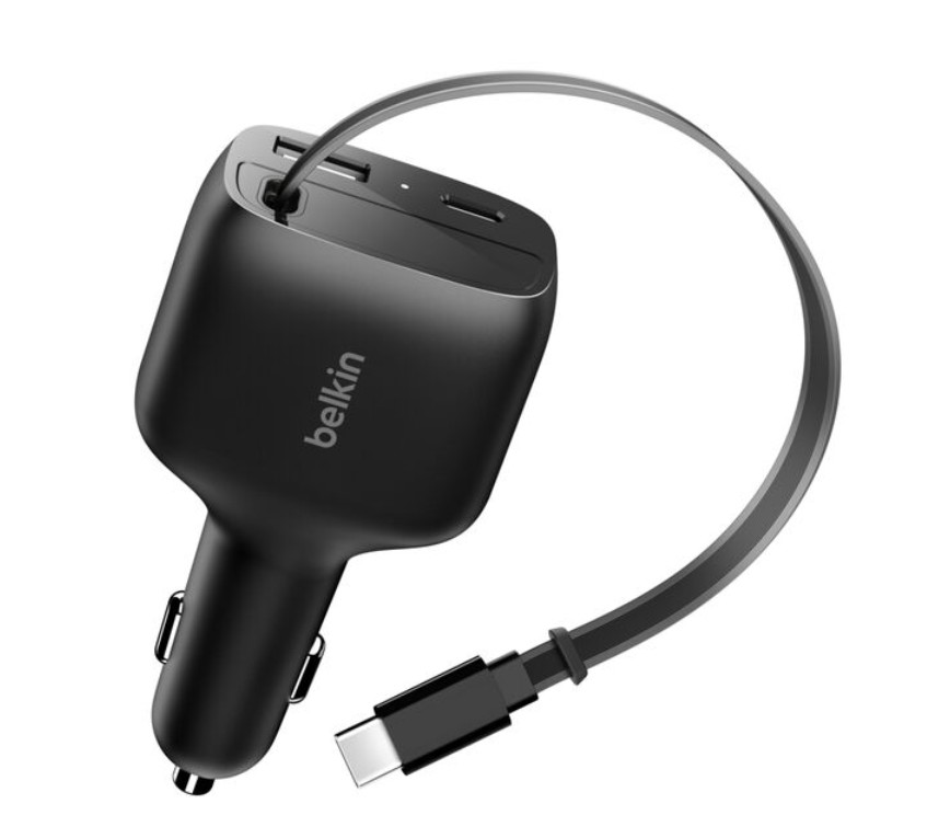 Siyah Belkin araç şarj cihazı, USB-C kablolu ve iki USB bağlantı noktalı.