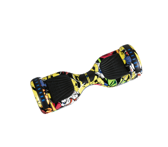 Renkli çizgi film baskılı ve mavi LED ışıklı bir hoverboard.