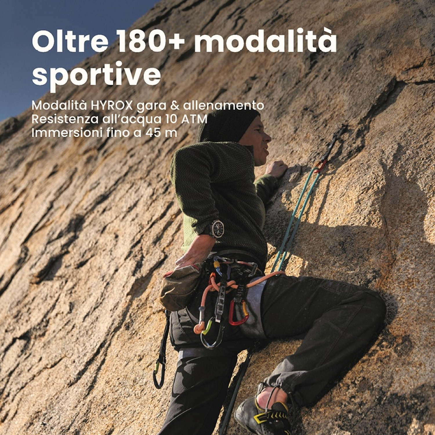 Un alpinista in piena attrezzatura scala un pendio roccioso.