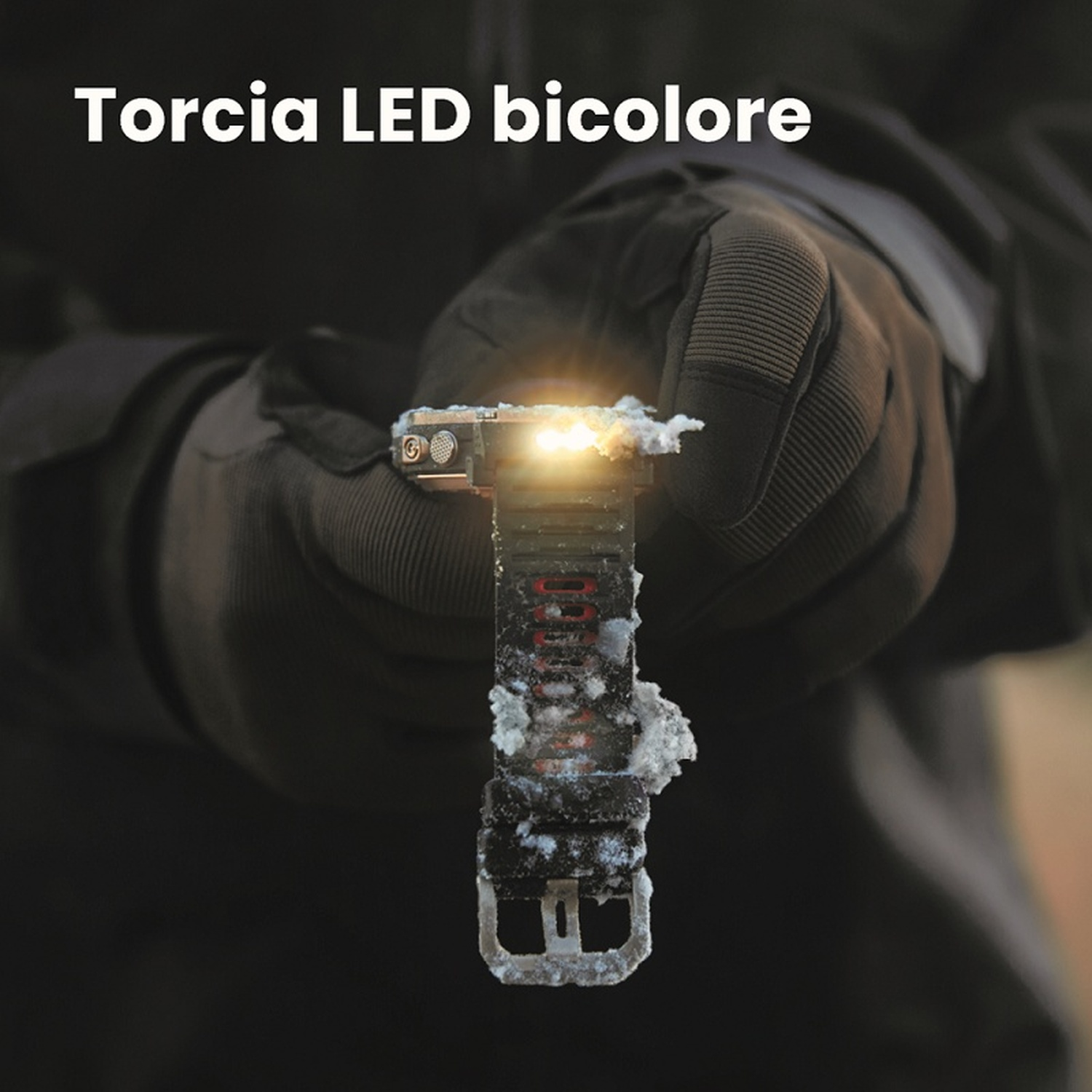 Una mano guantata tiene una torcia congelata con un LED acceso.