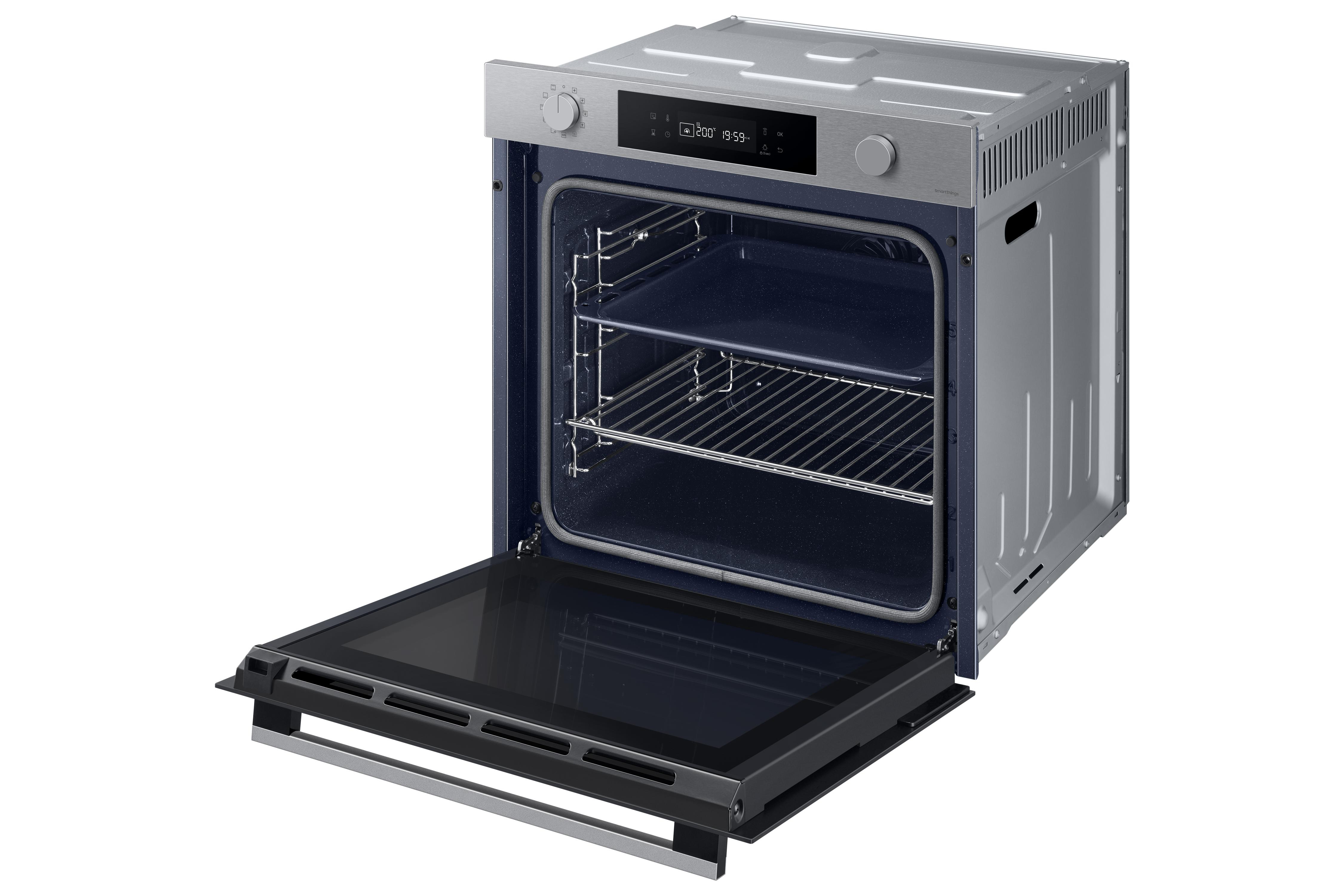 Ein moderner Einbaubackofen mit geöffneter Tür, silbernem Gehäuse und digitalem Display.