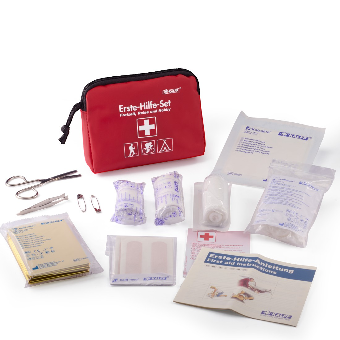 Ein Erste-Hilfe-Set mit roter Tasche, Verbandsmaterial, Schere, Pinzette und Anleitung.