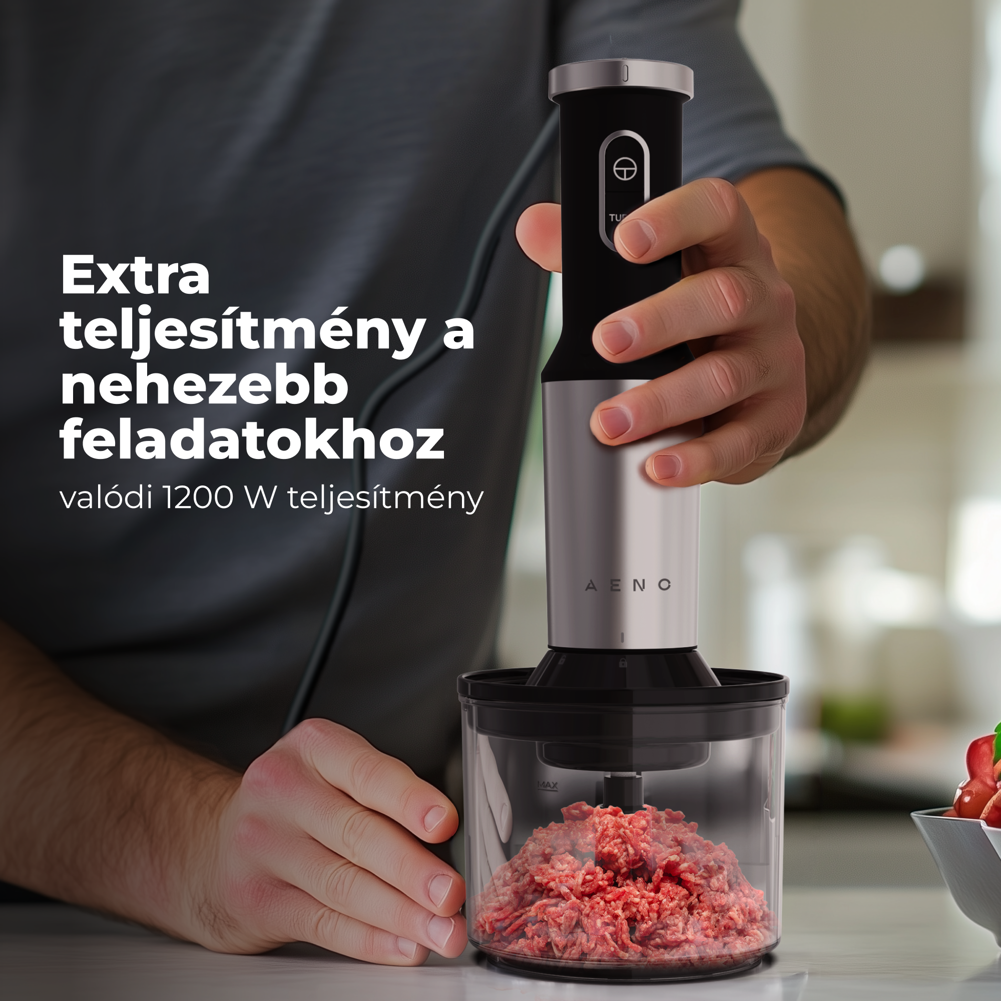 Egy férfi botmixert használ nyers hús darálásához egy tartályban.