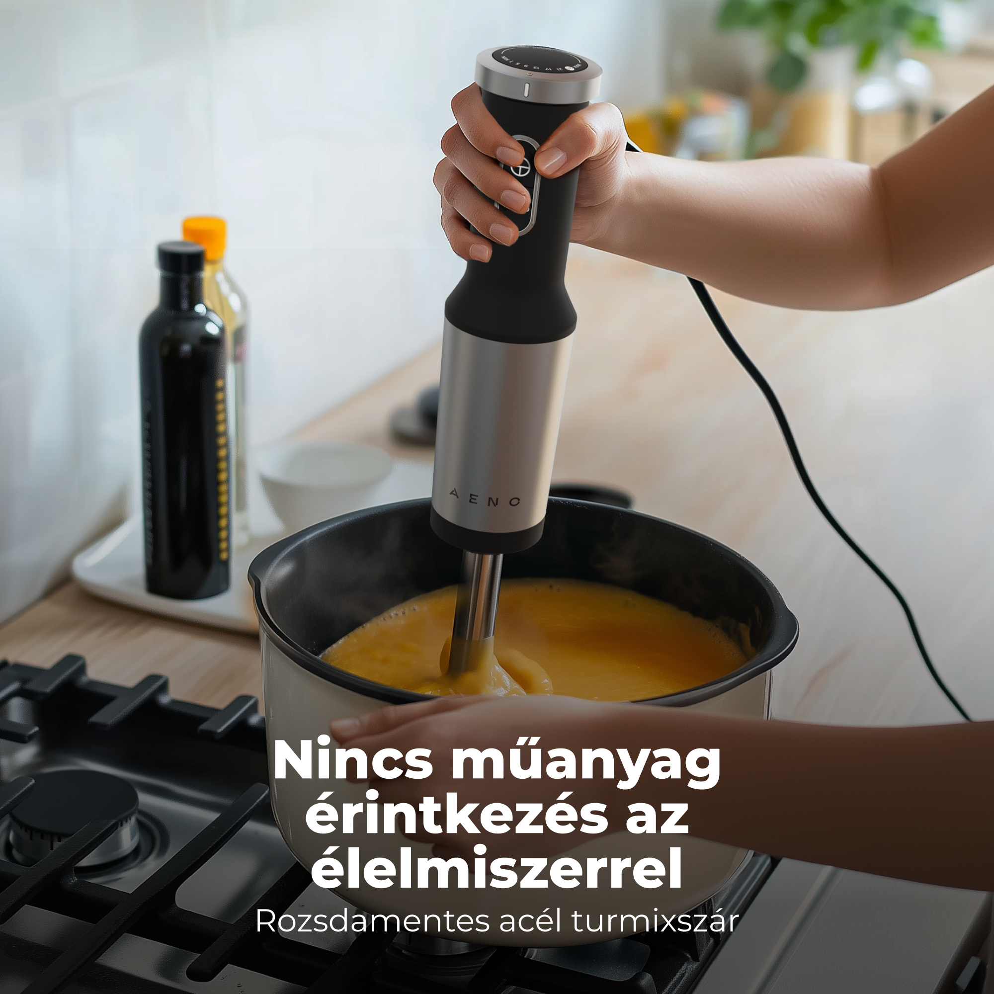 Kézzel tartott botmixer rozsdamentes acél szárral, sárga tartalmú edényben.