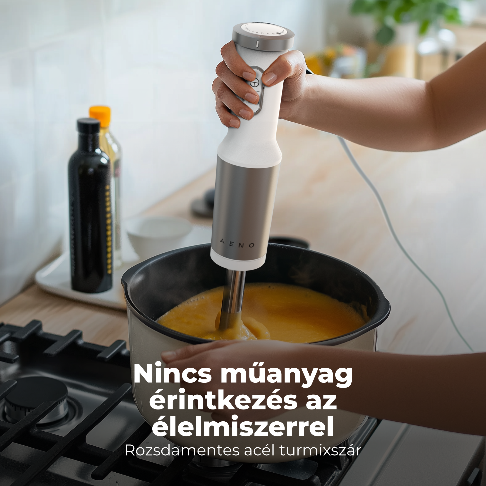 Egy kéz botmixert tart egy sárga folyadékkal teli lábas fölé a tűzhelyen.