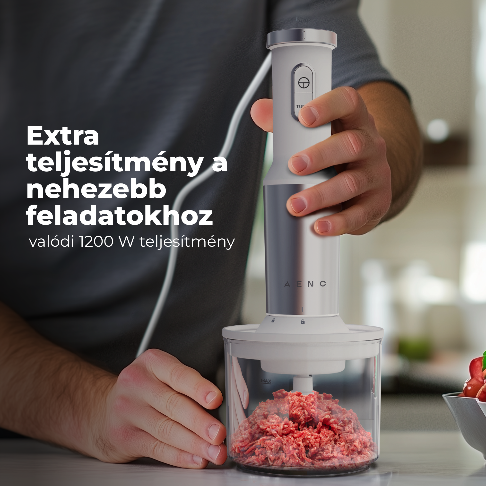 Egy személy merülőmixerrel darált húst dolgoz fel egy edényben.