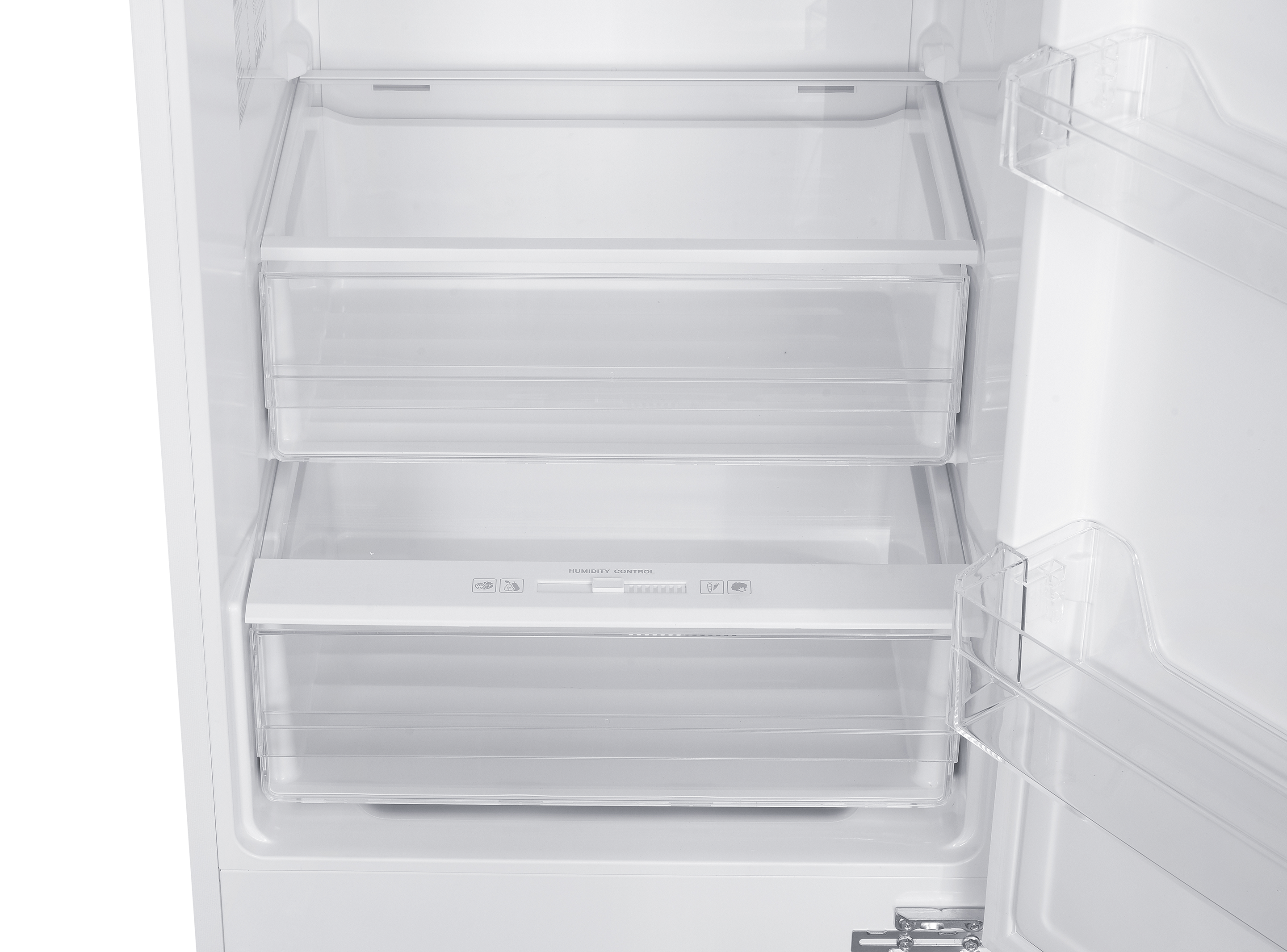 Ein leerer Kühlschrank mit durchsichtigen Schubladen und einem Feuchtigkeitsregler.