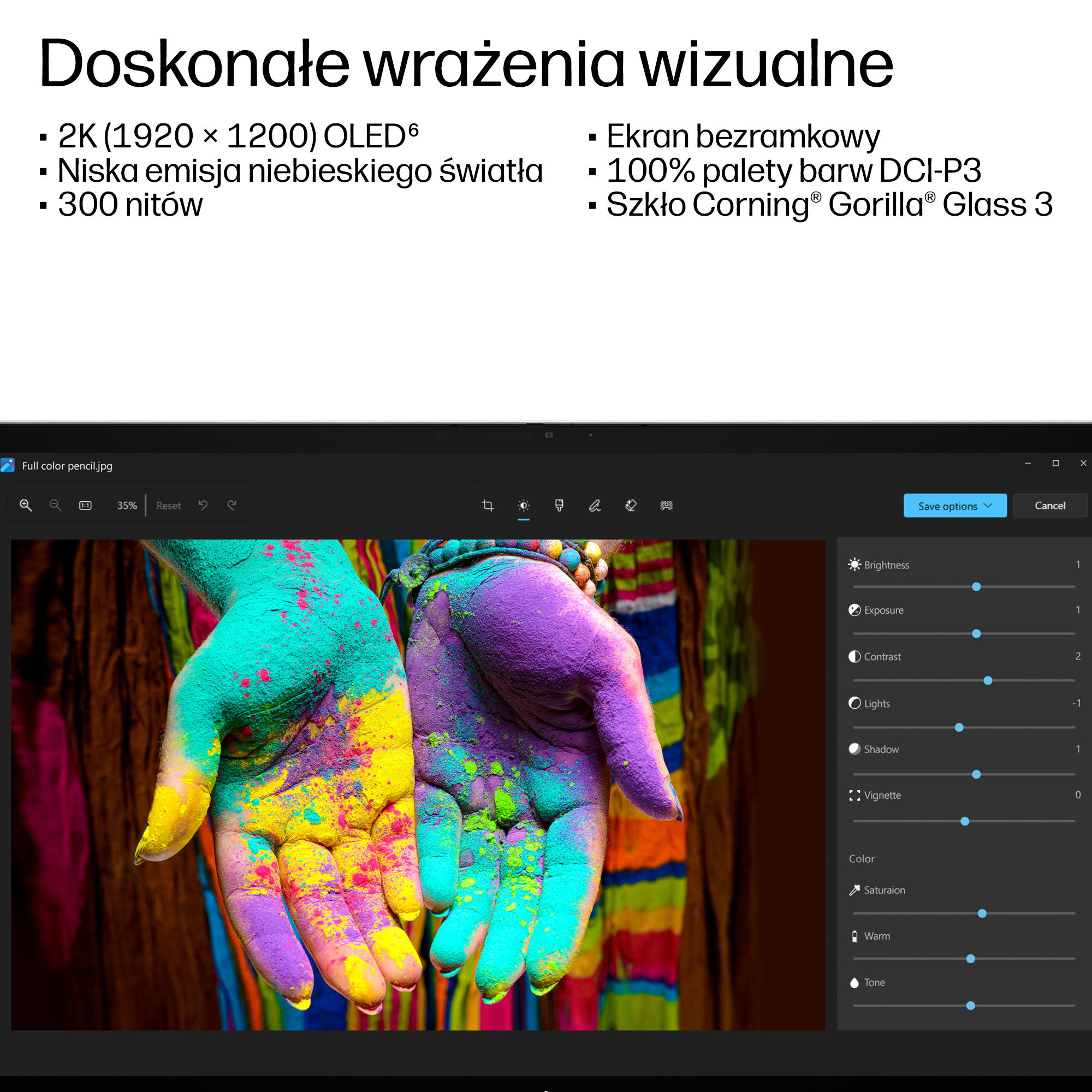 Dłonie pokryte żywymi kolorami edytowane w programie do edycji zdjęć.