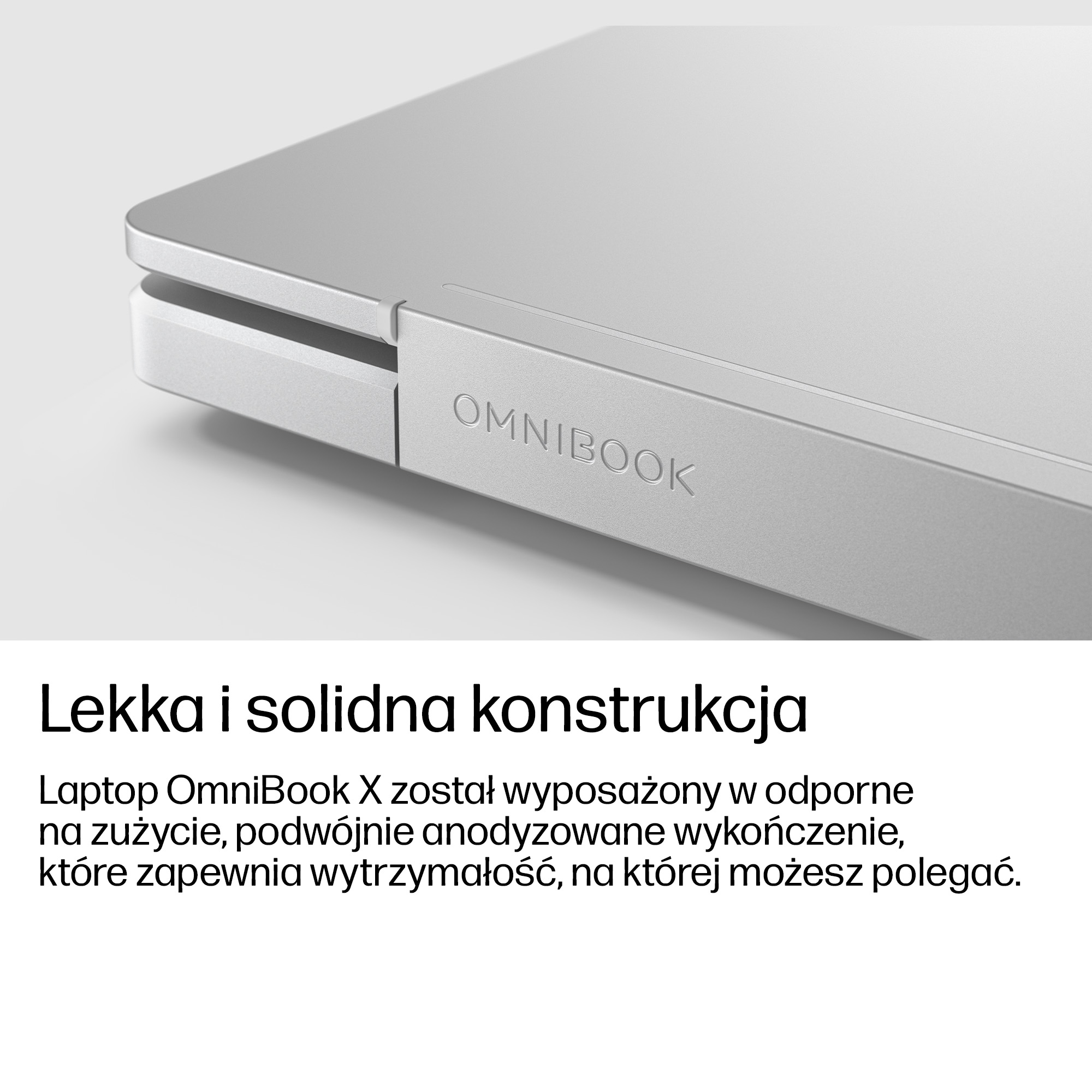 Zbliżenie srebrnego laptopa z napisem "OMNIBOOK".