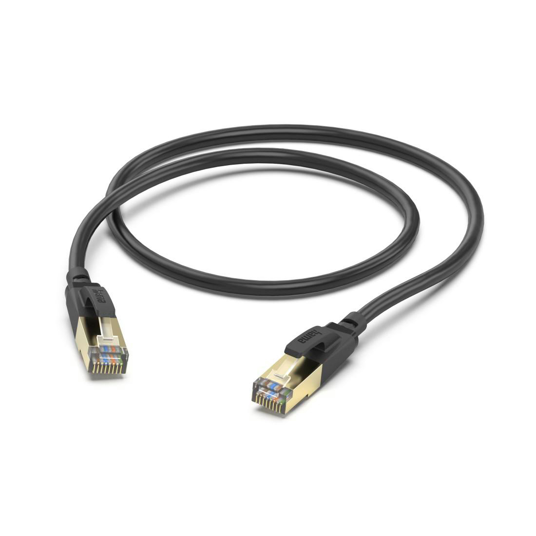 Schwarzes Netzwerkkabel mit goldenen RJ45-Anschlüssen auf weißem Hintergrund.