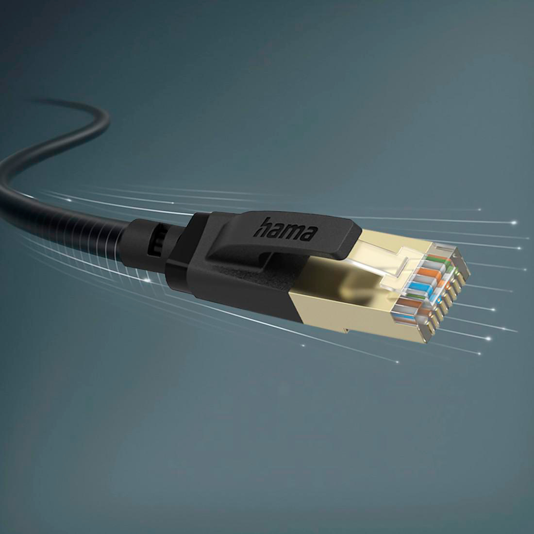 Ein schwarzes Ethernet-Kabel mit goldenem Stecker und bunten Drähten vor einem dunklen Farbverlauf.